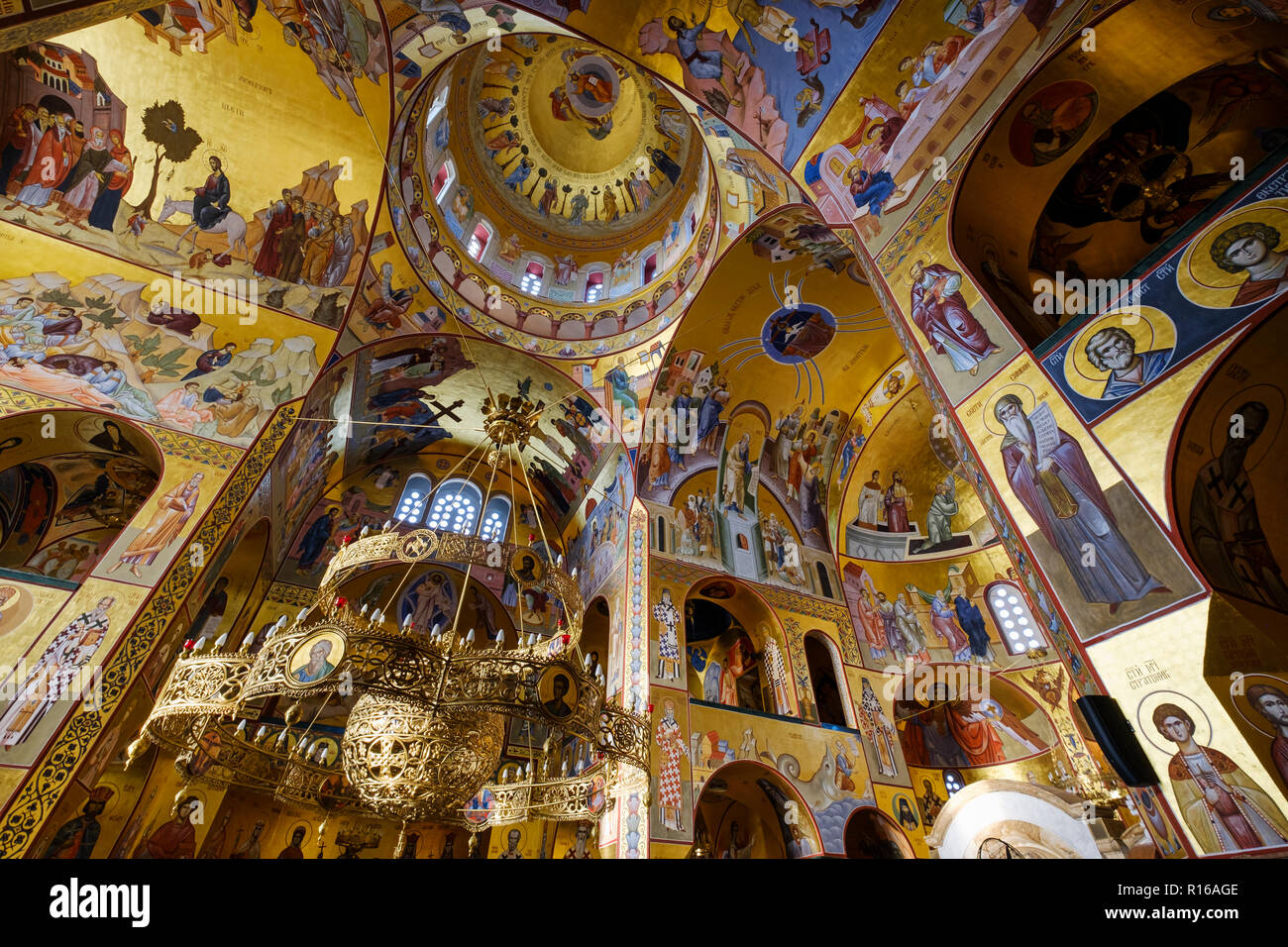 Interior, la Resurrección, la Catedral Ortodoxa Serbia Saborni Hristovog Vaskrsenja Hram, Podgorica, Montenegro Foto de stock