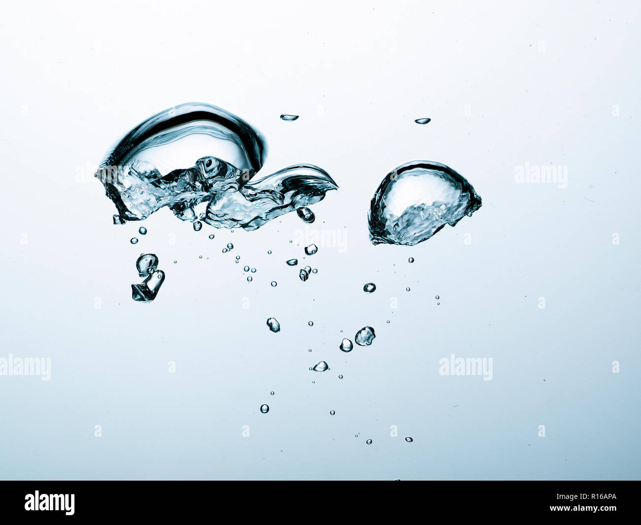 Contorting burbujas de aire en el líquido claro transparente, detalle Foto de stock
