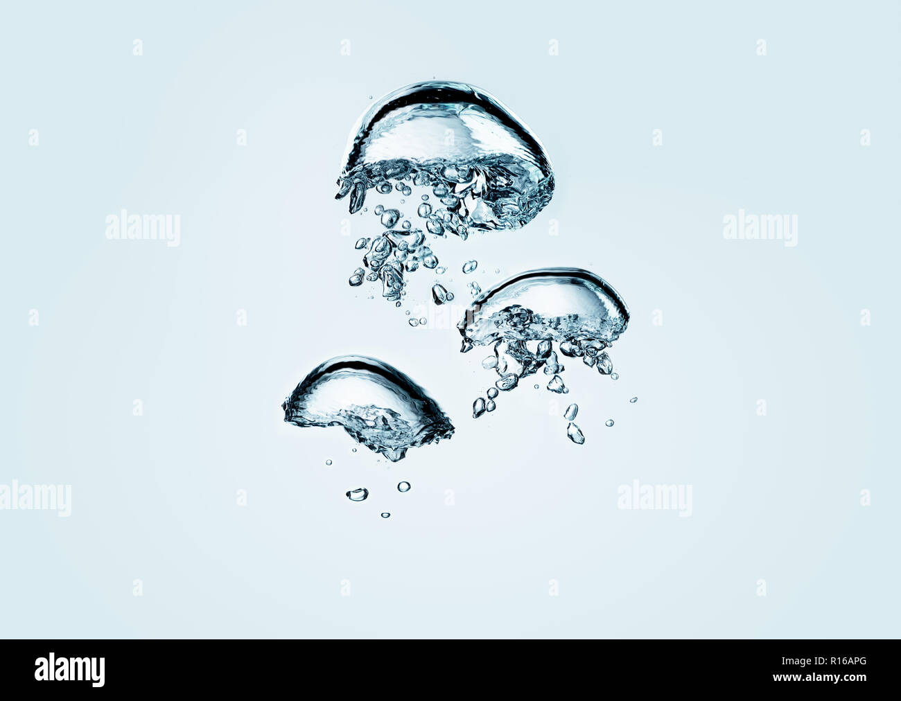 Contorting burbujas de aire en el líquido claro transparente, detalle Foto de stock