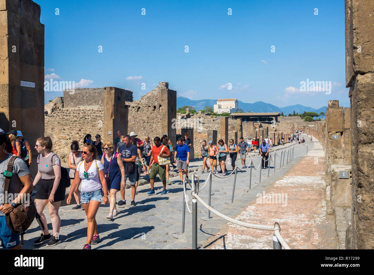 Calle de Pompeya, ruinas de Pompeya, Roma ciudad de Pompeya, Nápoles, Italia Scavi, personas analizando, multitudes de turistas visitan Pompeya Atracción turística Foto de stock