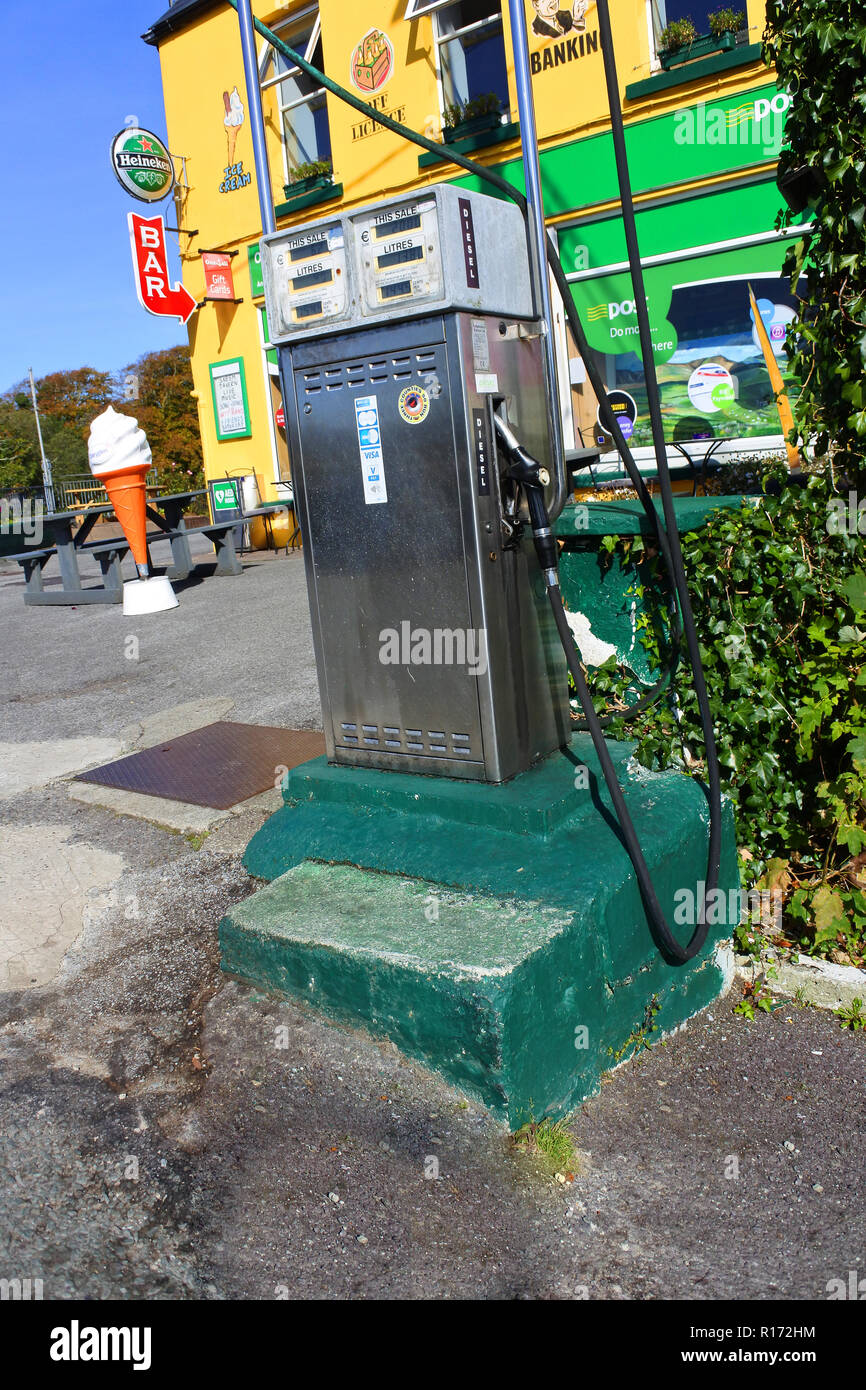 Una sola bomba de gasolina fuera un negocio multiusos, Sneem, Condado de Kerry, Irlanda - John Gollop Foto de stock