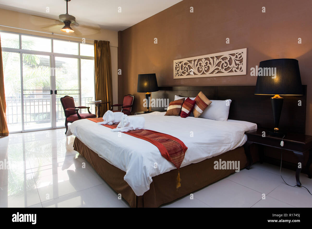 Habitación de hotel moderno de lujo en Tailandia Foto de stock