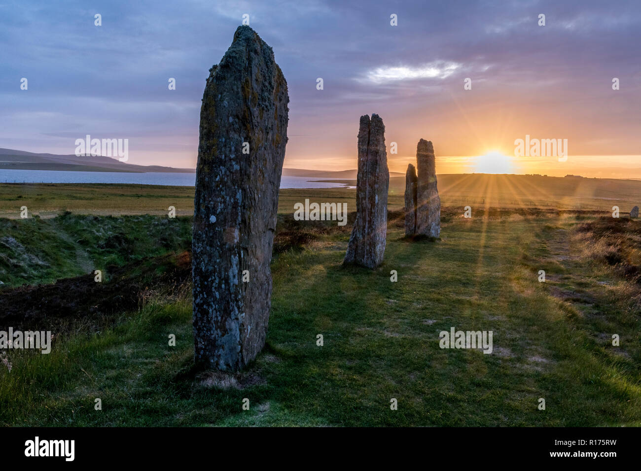 En anillo de Brodgar Orkney neolítico Standing Stones, Stone Circle, el solsticio de verano. Foto de stock