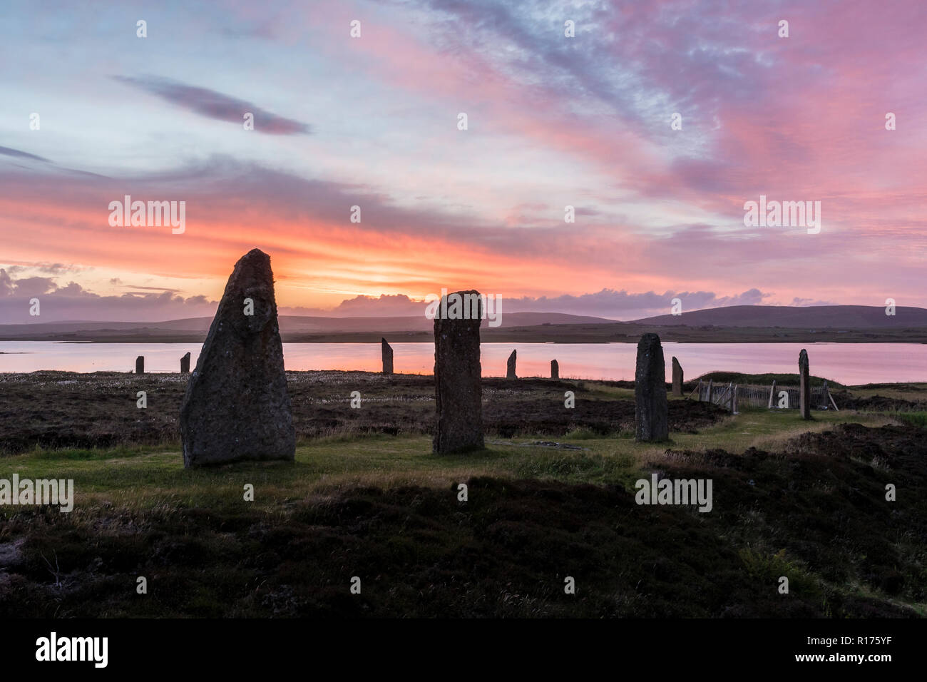 En anillo de Brodgar Orkney neolítico Standing Stones, Stone Circle, el solsticio de verano. Foto de stock