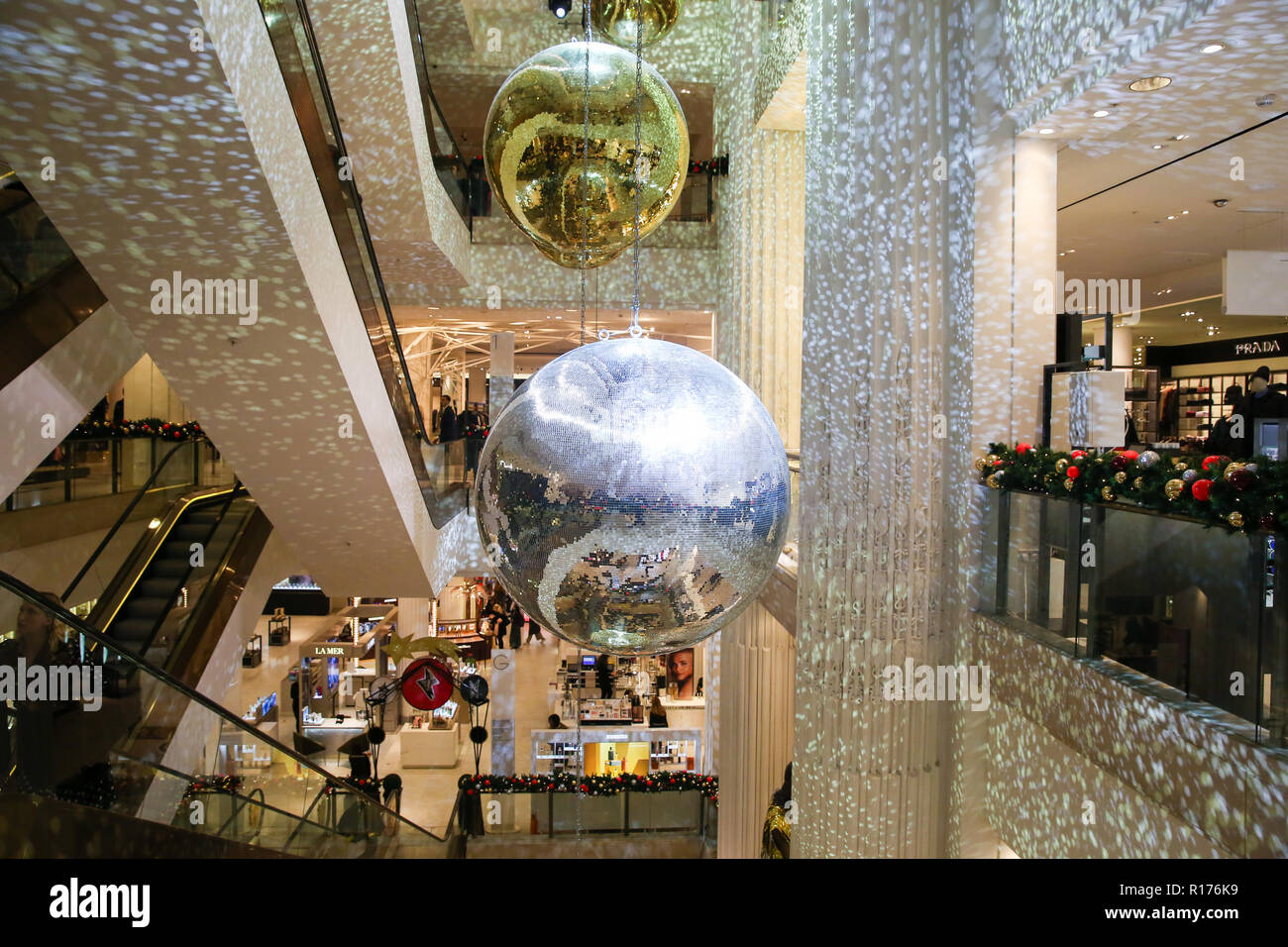 Vista interior de Selfridges. Selfridges en Oxford Street, Londres está decorado con grandes bolas de lentejuelas y luces de Navidad para la temporada festiva. Foto de stock