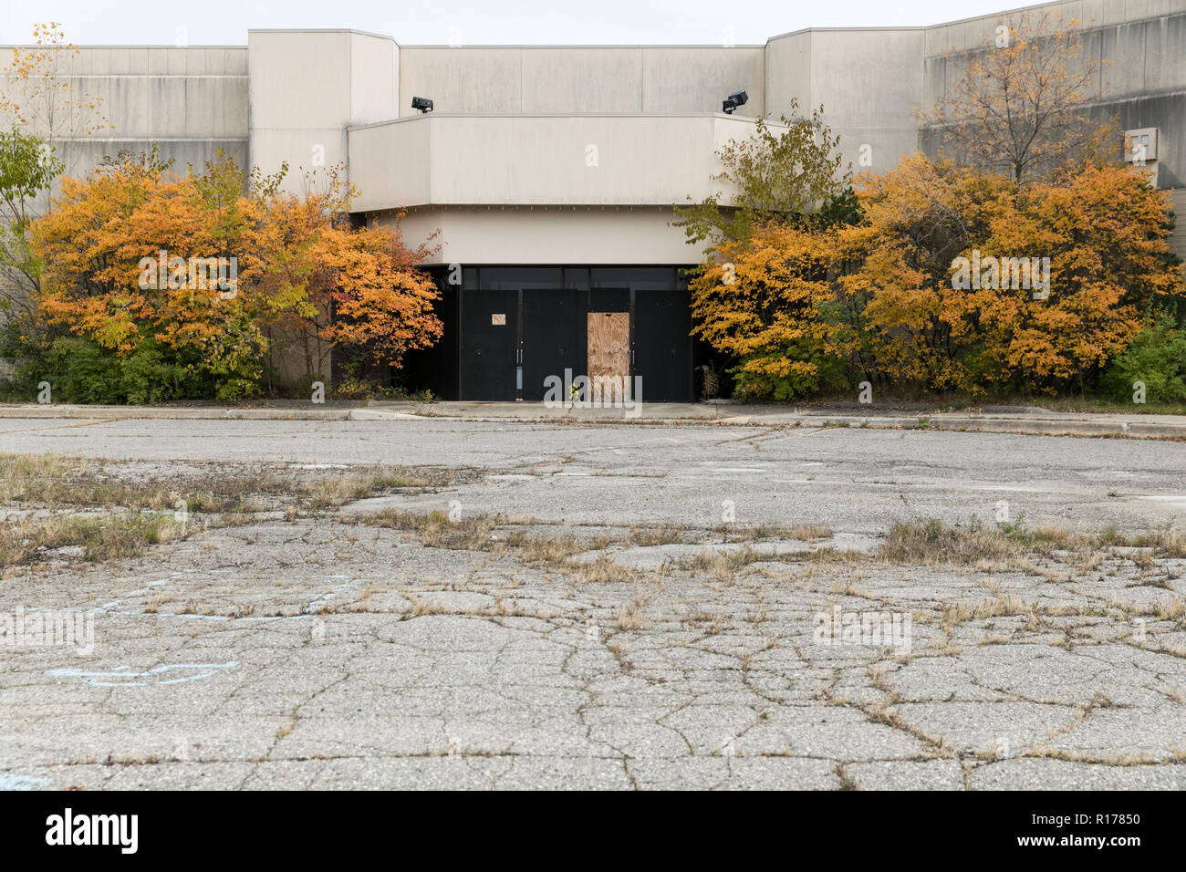 Un escaparate abandonados en la cumbre ahora cerrado Point Mall en Waterford Township, Michigan, el 26 de octubre de 2018. Foto de stock