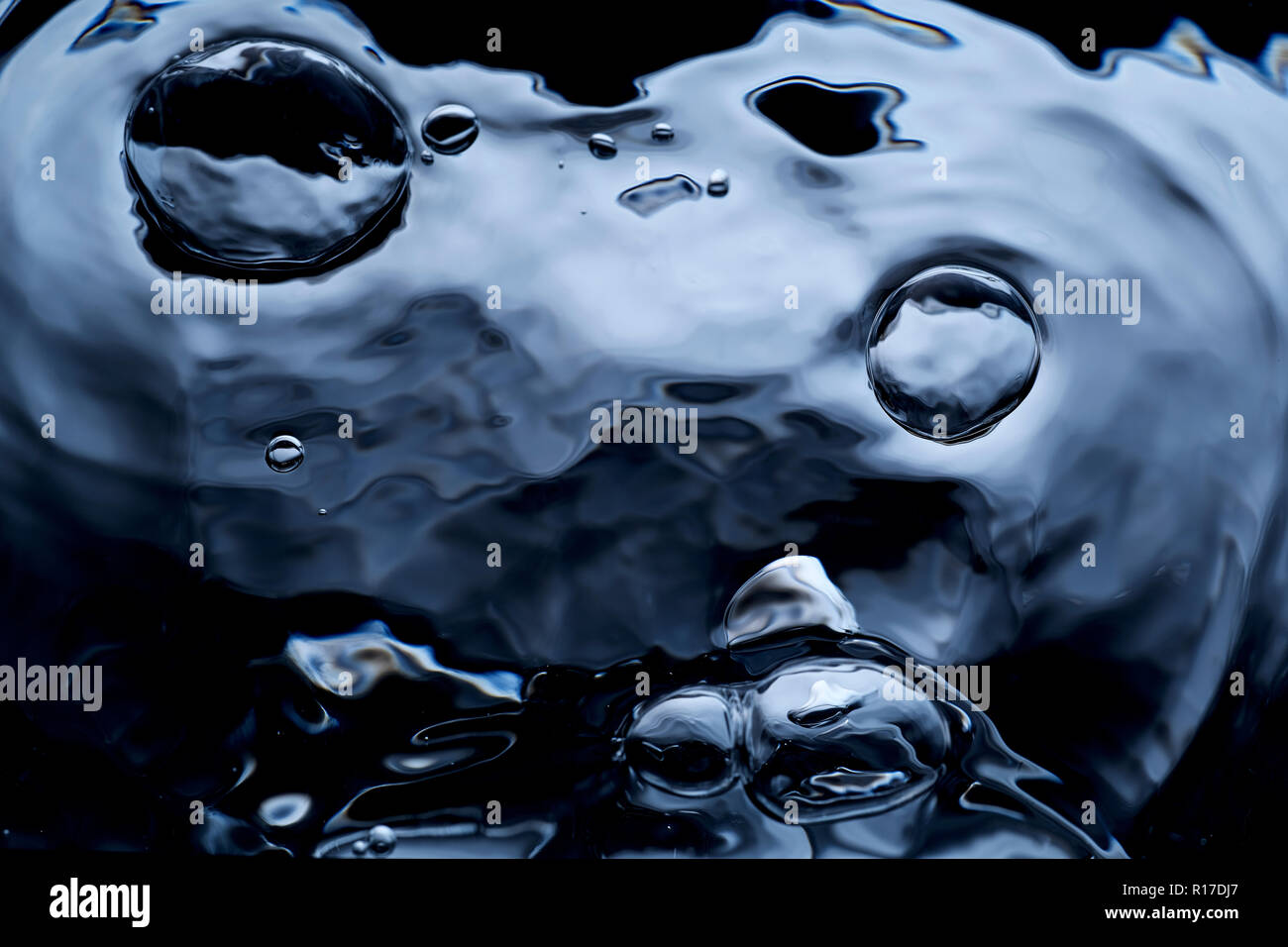 Burbujas de aire en la superficie de agua oscura, Cerrar detalle Foto de stock