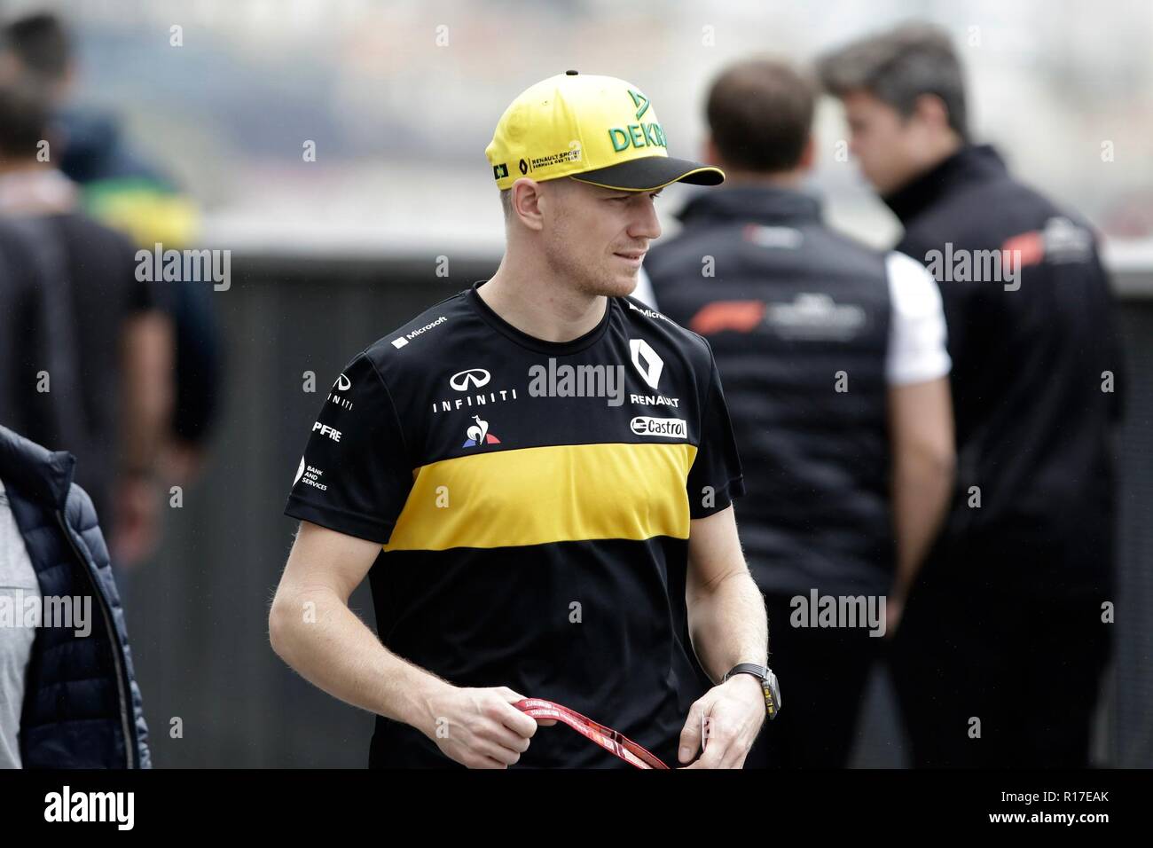 En Sao Paolo, Brasil. 08 Nov, 2018. Nico Hulkenberg (Renault) llega al autódromo de Interlagos. Crédito: Thiago Bernardes/Pacific Press/Alamy Live News Foto de stock