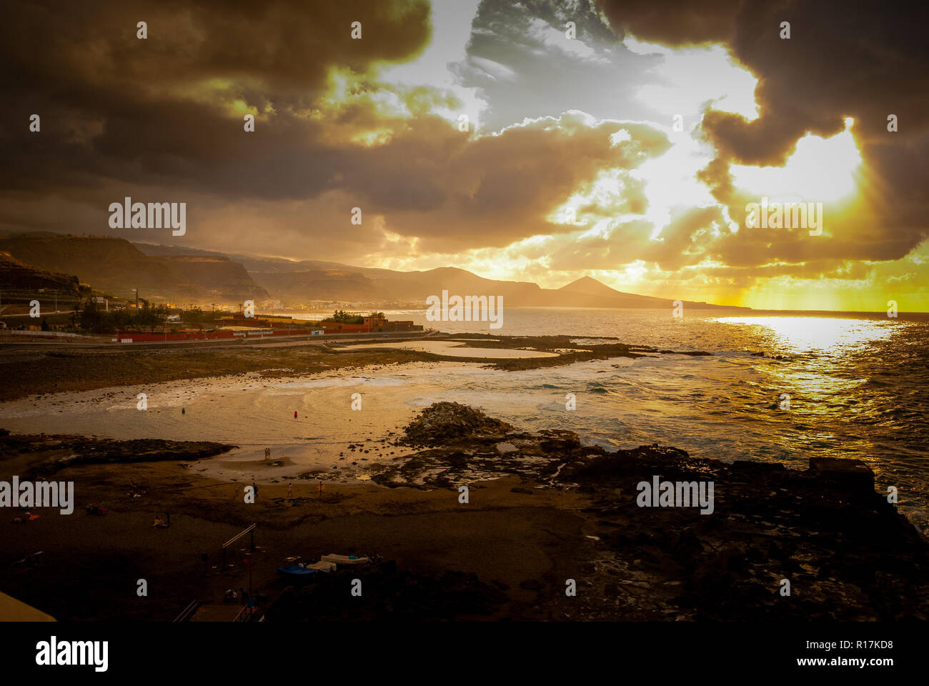 Luz dorada puesta de sol en la bahía de El Puertillo en Gran Canaria Foto de stock