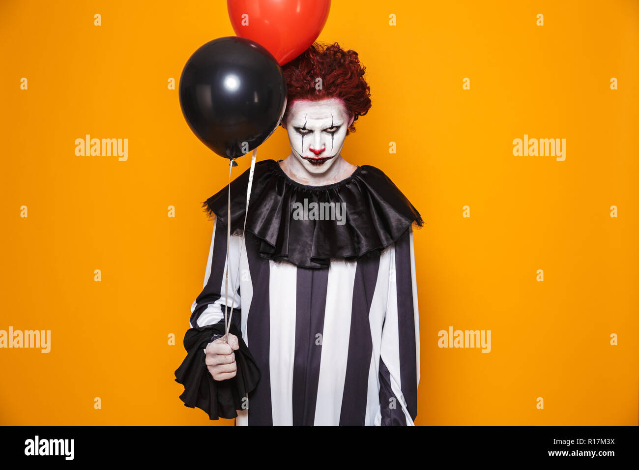 Payaso hombre vestido con traje negro y el maquillaje de halloween mirando a la cámara aislada sobre fondo amarillo Fotografía de stock - Alamy Payaso hombre vestido con traje negro y el maquillaje de halloween mirando a la cámara aislada sobre fondo amarillo Fotografía de stock - Alamy