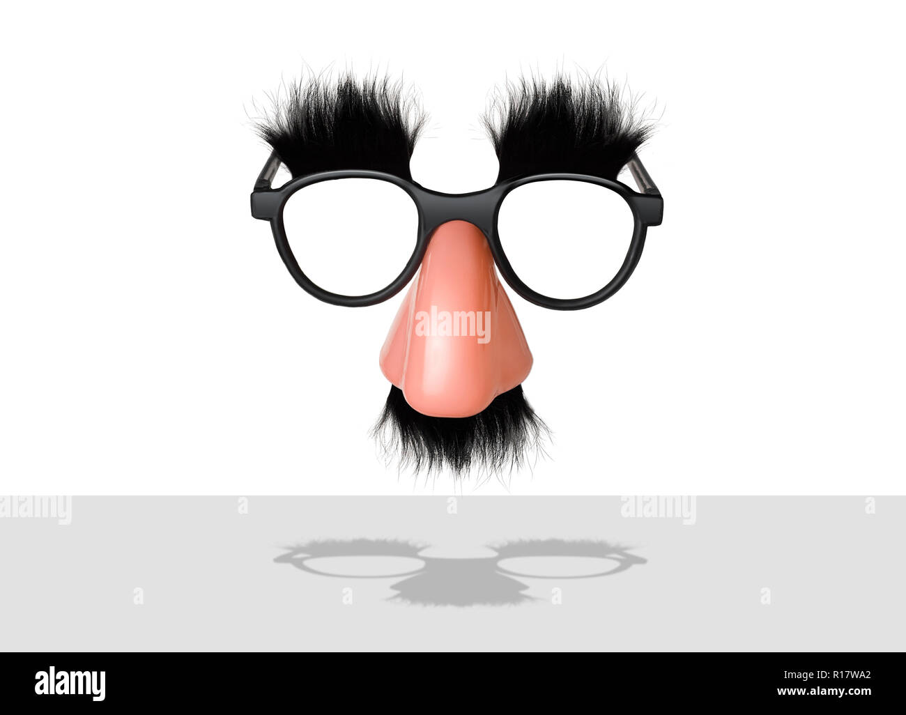Vista frontal de Groucho estilo gafas con nariz de plástico falsos y el bigote, corte, aislados, fondo blanco. Foto de stock