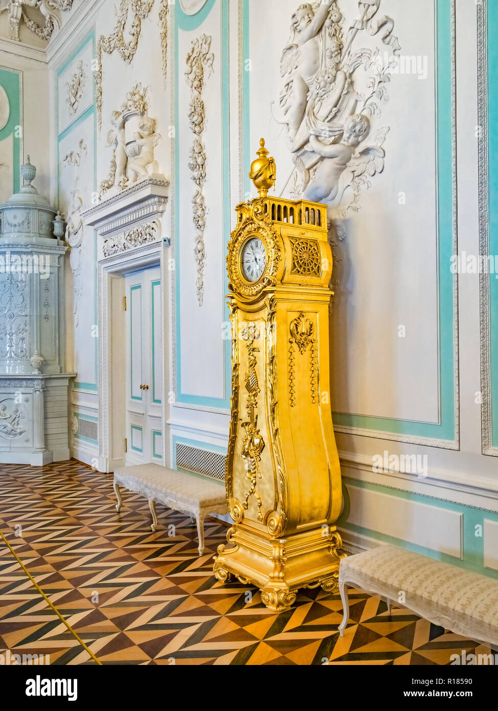 18 de septiembre de 2018: San Petersburgo, Rusia - reloj dorado en el Gran Palacio Peterhof. Foto de stock
