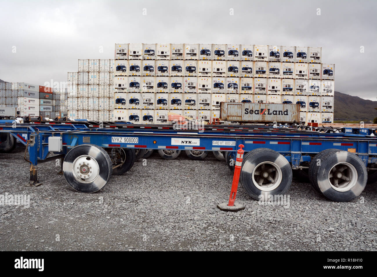 Una pila de contenedores de mariscos refrigerados en un almacén en el cubo de la pesca comercial de Dutch Harbor, la isla de Unalaska, Alaska, Estados Unidos. Foto de stock