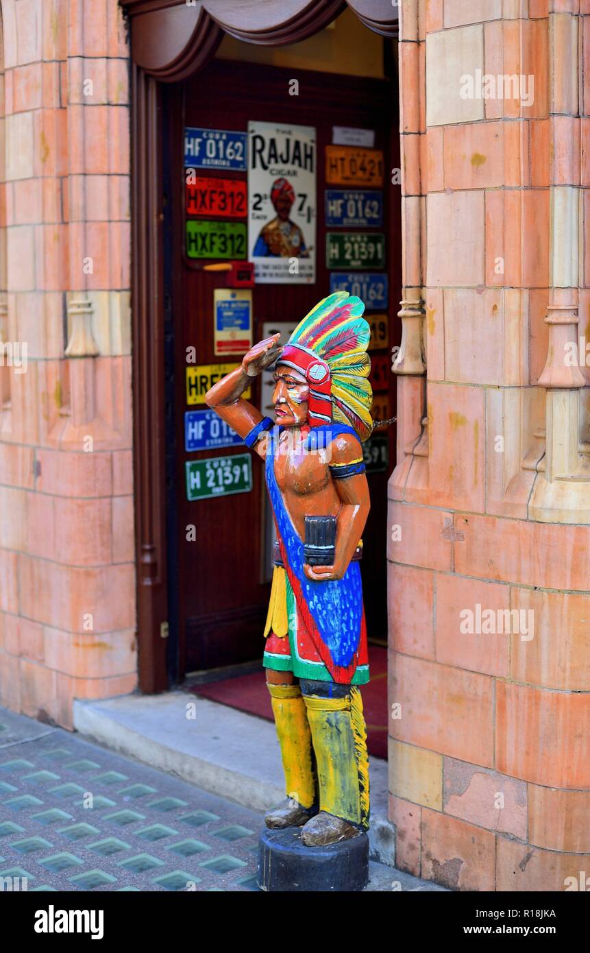 Londres, Inglaterra, Reino Unido. Una tabaquería completo con ornamentación a la vieja usanza en la puerta. Foto de stock