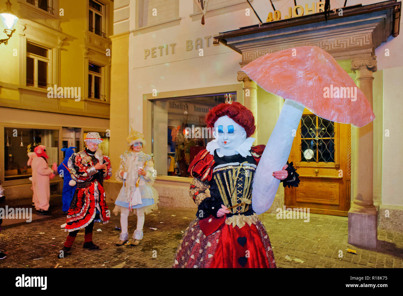 Las personas que llevaban un vestuario de Alicia en el país de las  maravillas en el carnaval de Lucerna, Suiza Fotografía de stock - Alamy