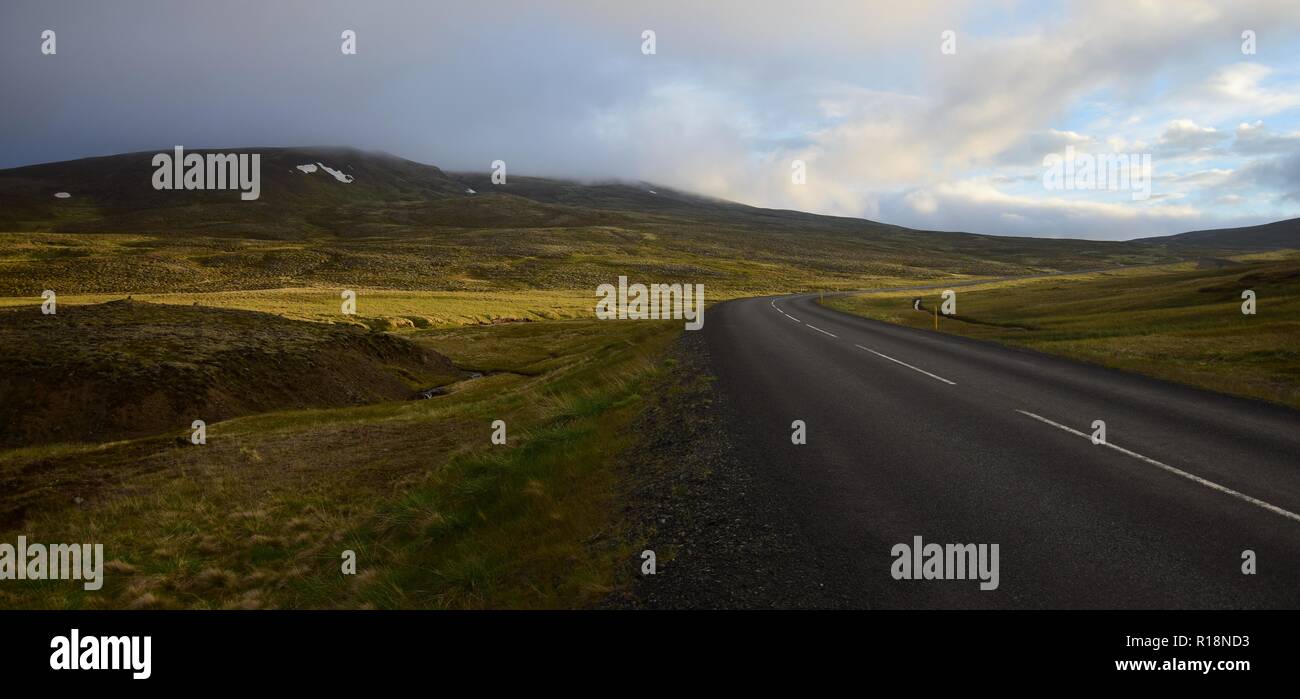 Paisaje islandés en una noche de verano. La carretera nº 744 en la península Skagi. Parcialmente nublado cielo. Foto de stock