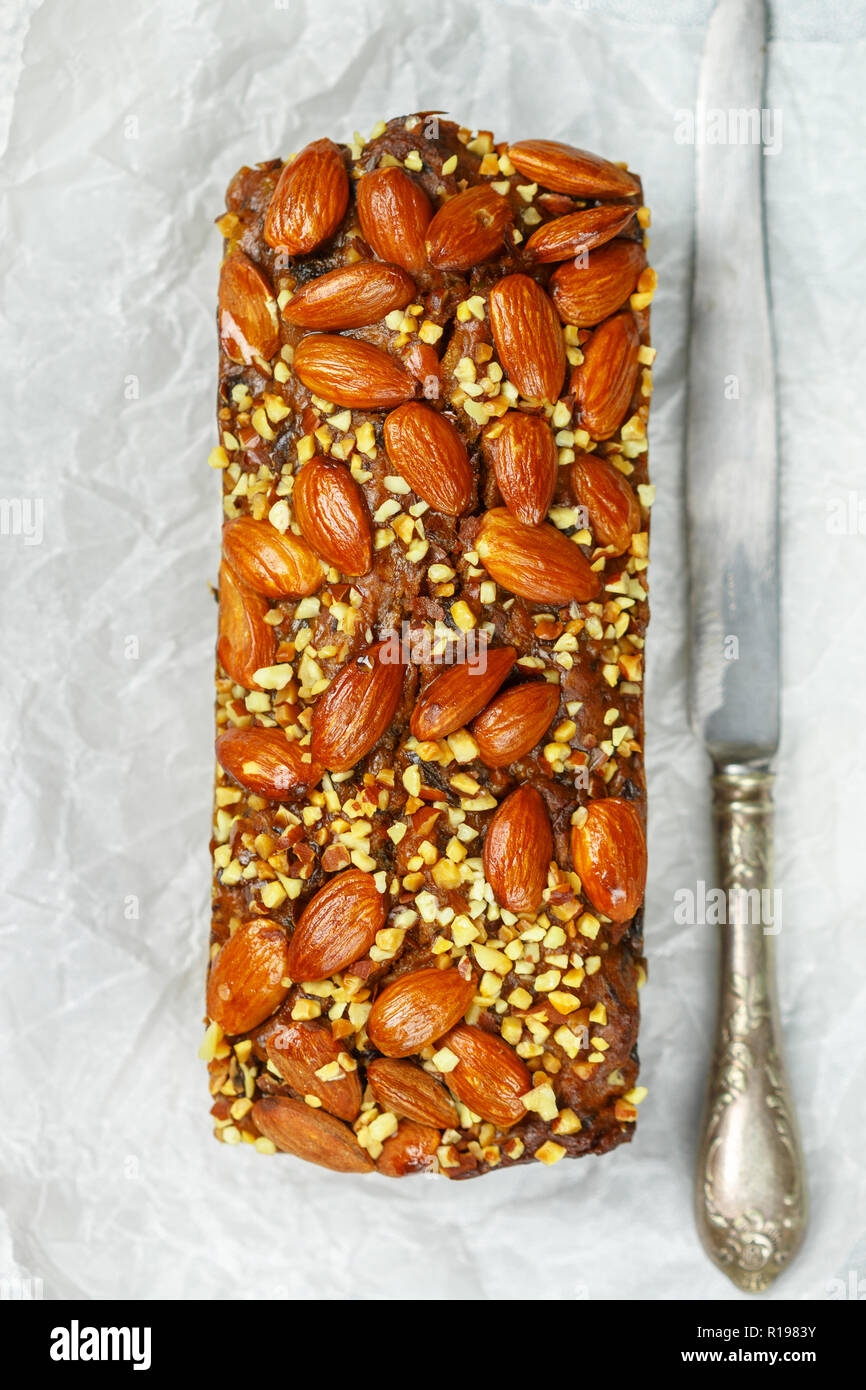 Fruitcake. Pastel de Navidad tradicional con almendras, pasas y especias. Pudín. Año Nuevo. Enfoque selectivo Foto de stock