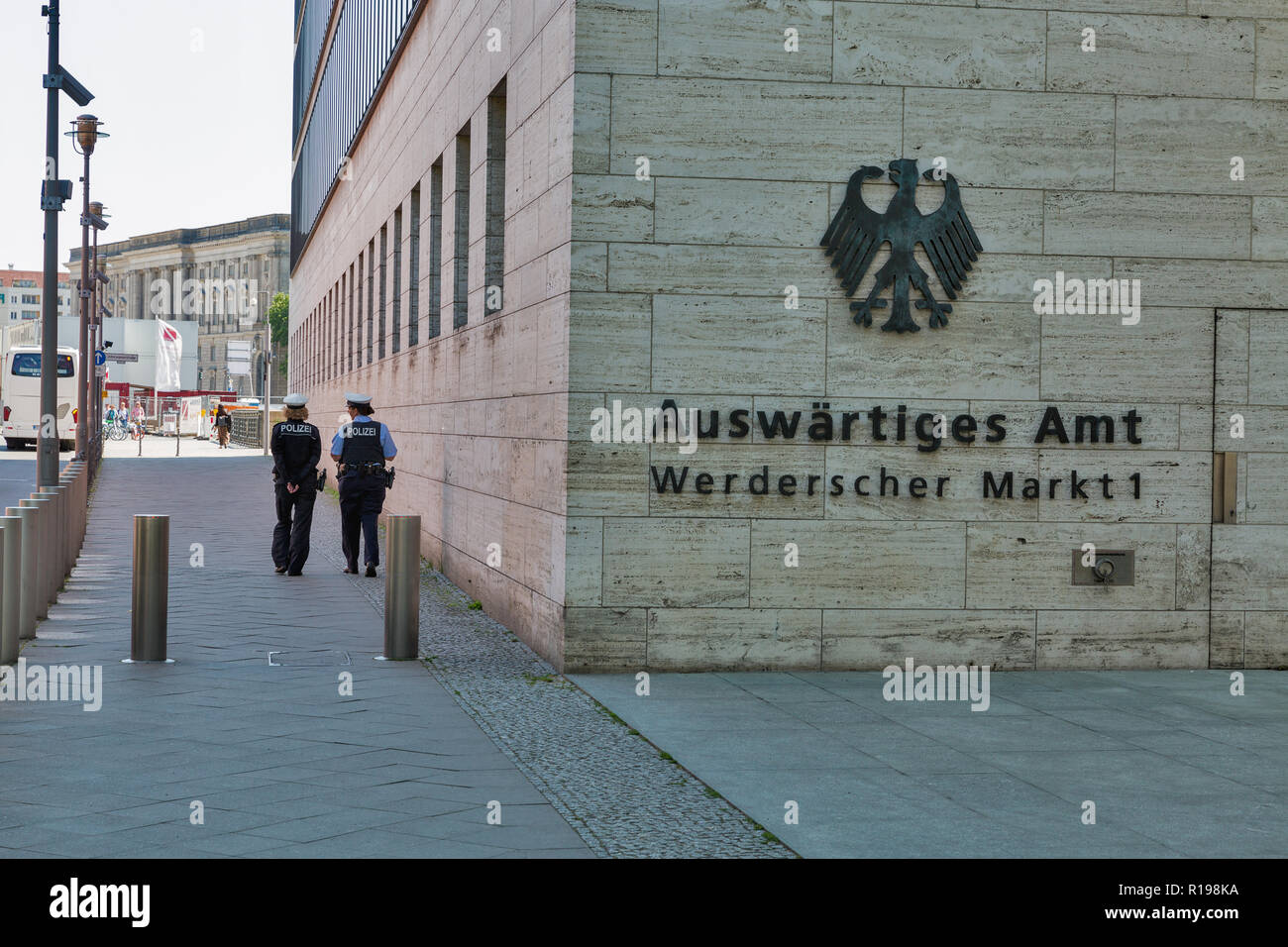 Berlín, Alemania - Julio 14,2018: mujer policía patrulla las calles y el Ministerio de Asuntos Exteriores en el centro de la ciudad. Berlín es la capital y mayor alemana ci Foto de stock