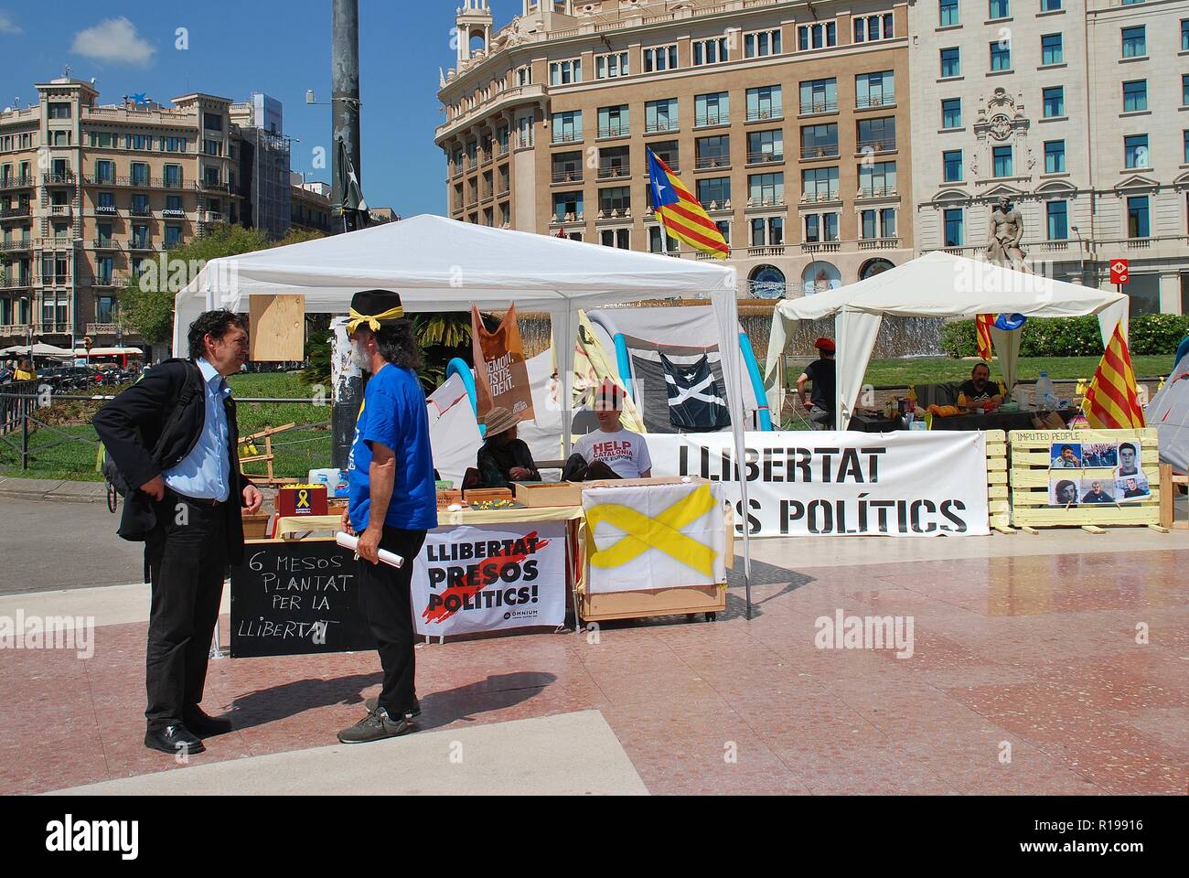 Activistas de la Llibertat Presos Políticos (libre movimiento de presos políticos), campaña en la Plaza Catalunya en Barcelona, España el 17 de abril de 2018. Foto de stock