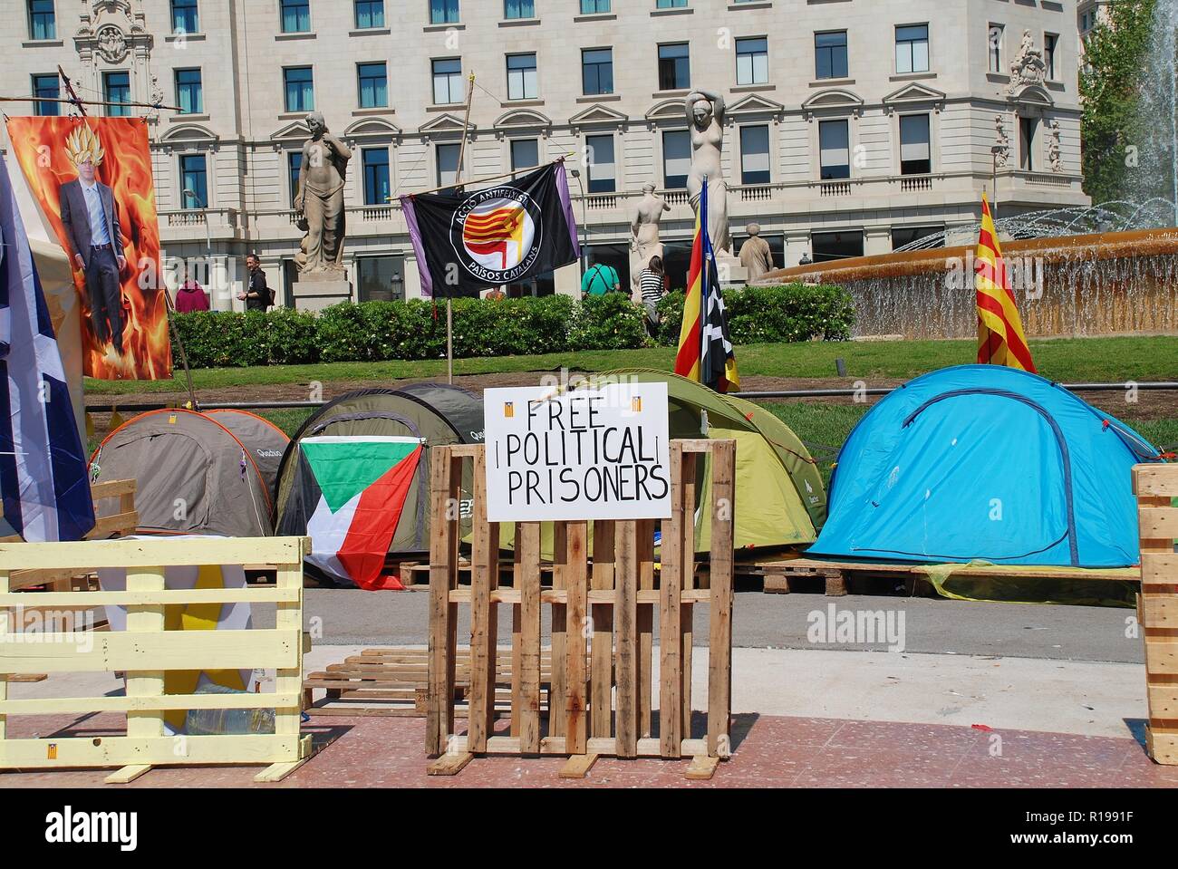 Activistas de la Llibertat Presos Políticos (libre movimiento de presos políticos), campaña en la Plaza Catalunya en Barcelona, España el 17 de abril de 2018. Foto de stock