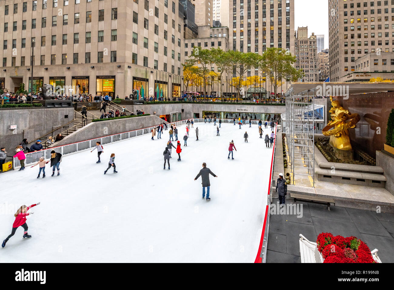 Nueva York, Estados Unidos, 9 de noviembre de 2018. La gente patinar sobre hielo en la pista de hielo del Rockefeller Center en el centro de la ciudad de Nueva York. Foto por Enrique Shore Foto de stock