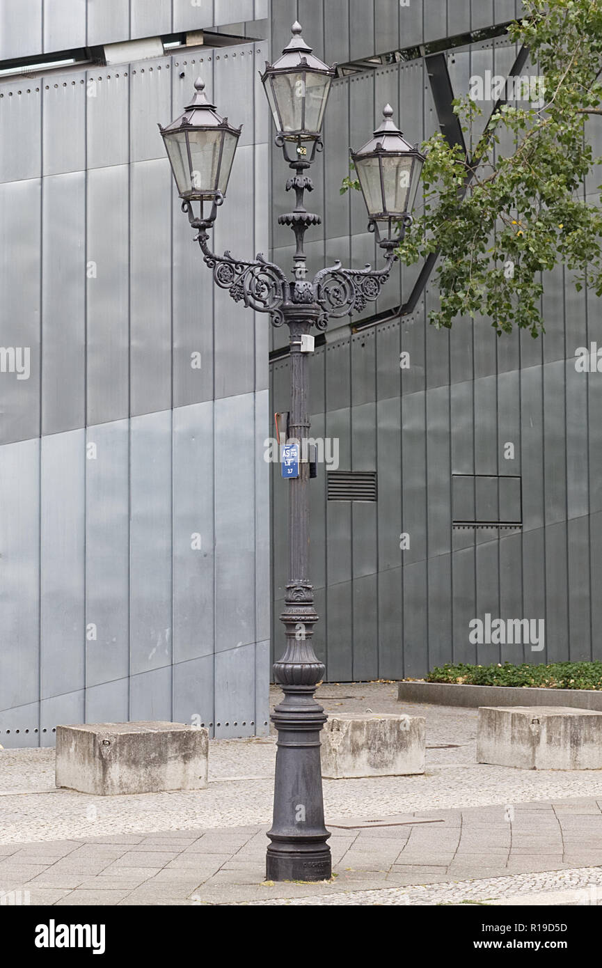 Fuera de las paredes del museo judío de Berlín en Alemania Foto de stock