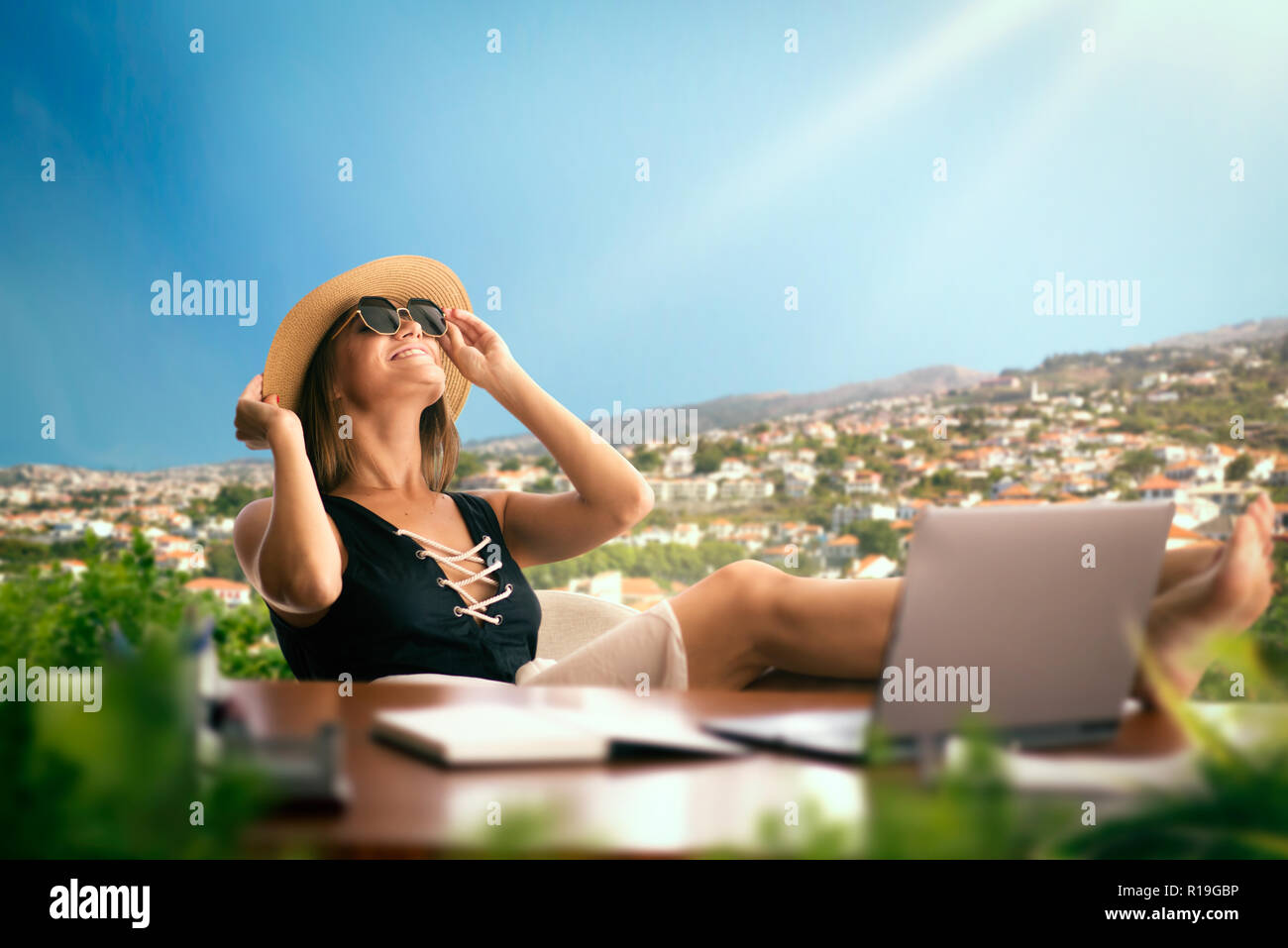 Mujer en un traje de baño en la oficina cuadro pensando en un viaje, paisaje de fondo. Sueña con vacaciones idea, despierto Fotografía de stock -