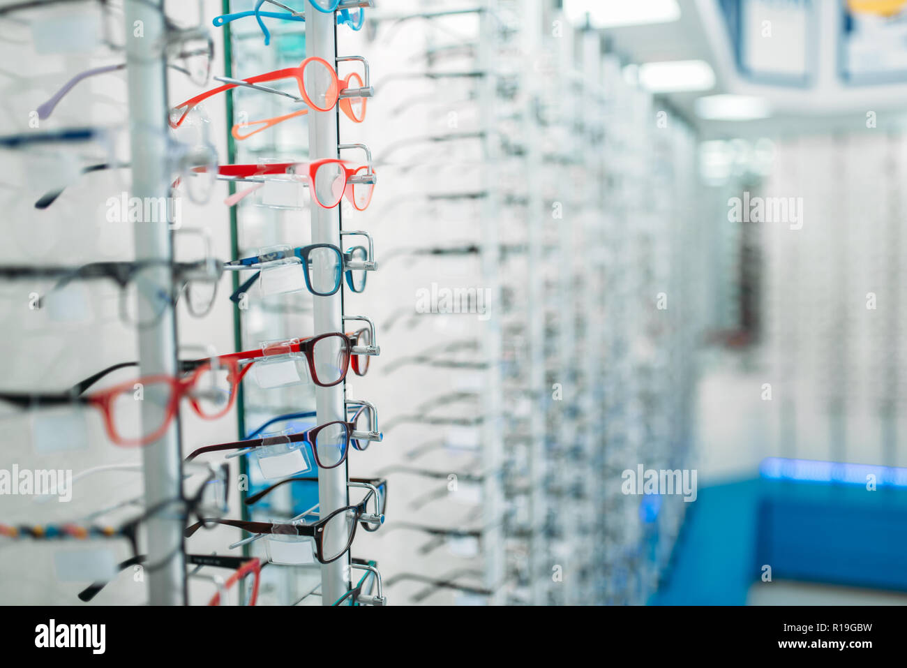 Anteojos y lentes de sol escaparate de tienda de óptica, a nadie.  Protección de la visión del ojo, almacenar en estantes Accesorios ópticos  Fotografía de stock - Alamy