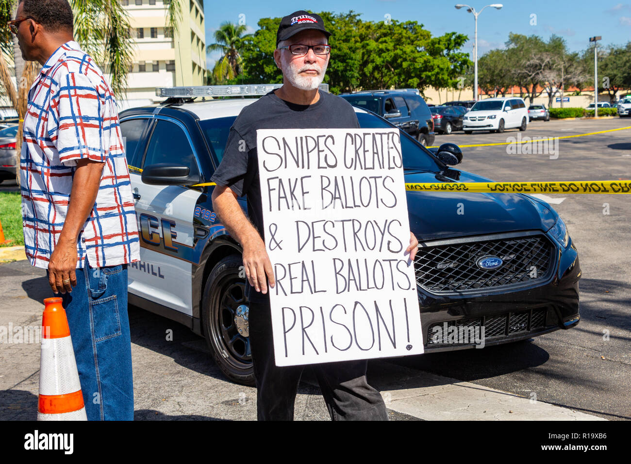 Lauderhill, Florida, EE.UU.. 10 Nov, 2018. Un hombre sostiene un cartel  \