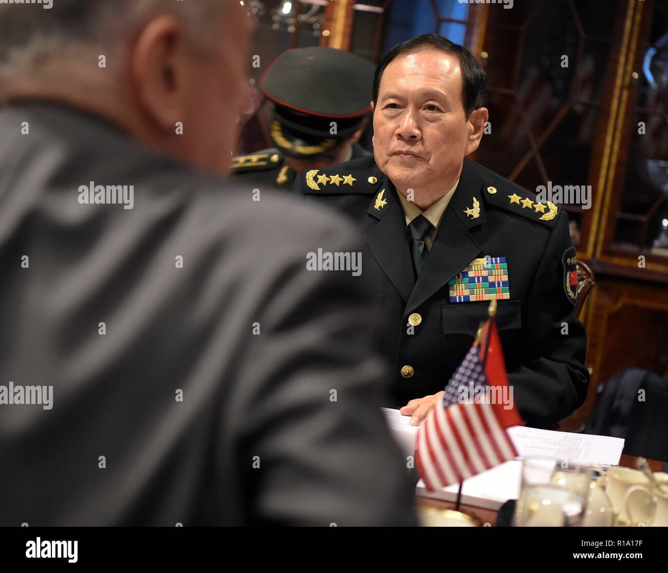 Ministro de Defensa Nacional de la República Popular de China Wei Fenghe General durante una reunión con el Secretario de Defensa de Estados Unidos James Mattis en el Pentágono El 9 de noviembre de 2018, en Arlington, Virginia. Foto de stock