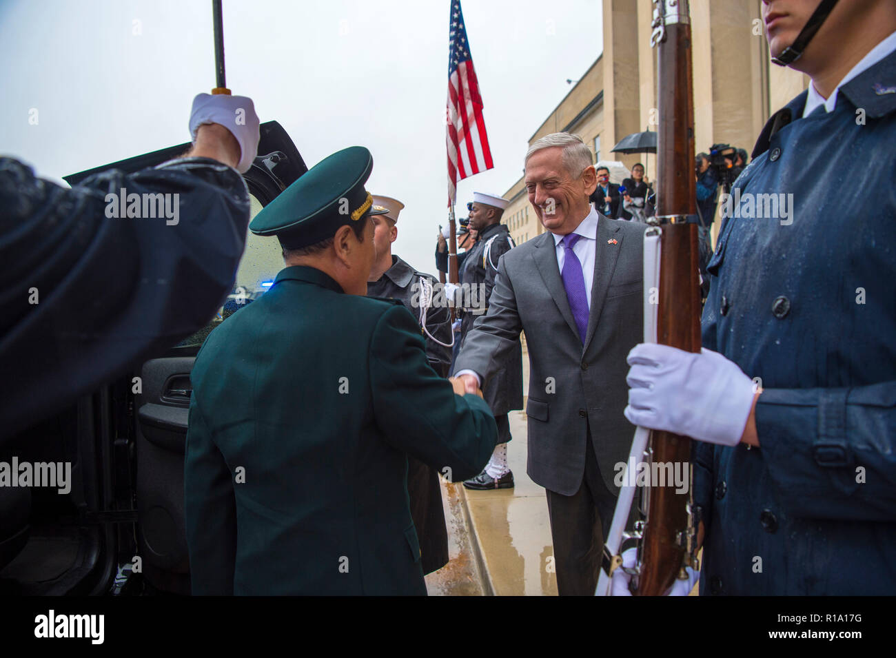 El Secretario de Defensa de EE.UU. James Mattis, derecha, saludando al Ministro de Defensa Nacional de la República Popular de China Wei Fenghe general sobre llegada en el Pentágono El 9 de noviembre de 2018, en Arlington, Virginia. Foto de stock