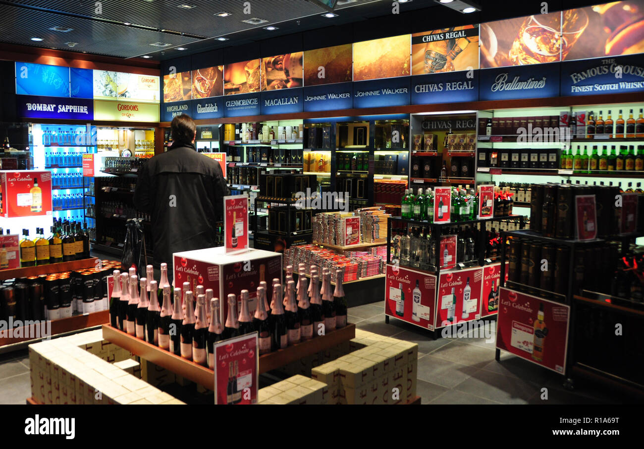 Suiza: calientes precios mejores vendedores en el Duty Free Zürich-Airport  son el alcohol y el tabaco, sino también productos de chocolate suizo  Fotografía de stock - Alamy