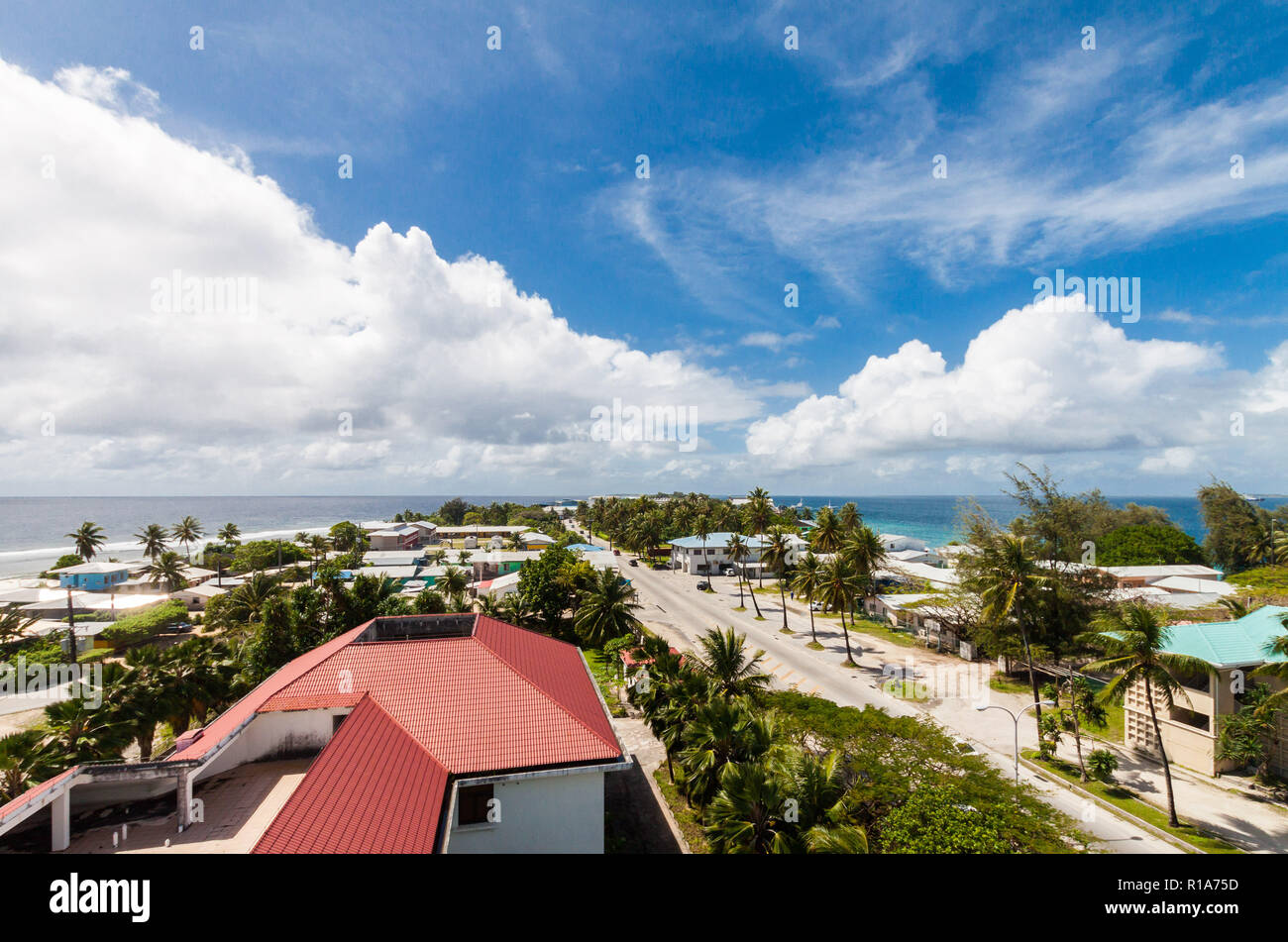 Vista aérea del centro de la ciudad de Majuro, el distrito central de negocios, Islas Marshall, Micronesia, en Oceanía, en el sur del Océano Pacífico. Azul turquesa Laguna atolón Foto de stock