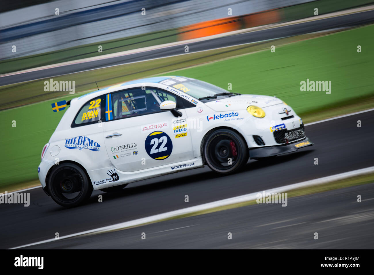 Vallelunga, Roma, Italia, el 8 de septiembre de 2018, la ACI Racing  Weekend, Panorámica en Abarth 695 autos en acción sobre la pista durante la  carrera, fondo borroso Fotografía de stock - Alamy