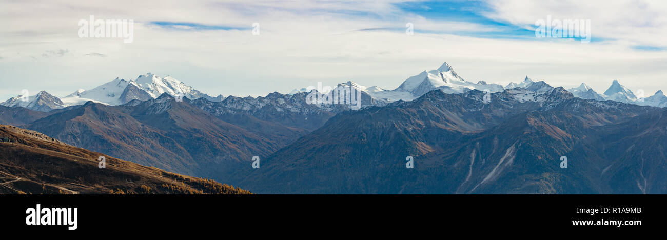 Vistas panorámicas de los Alpes Suizos desde la montaña Daubenhorn. Foto de stock