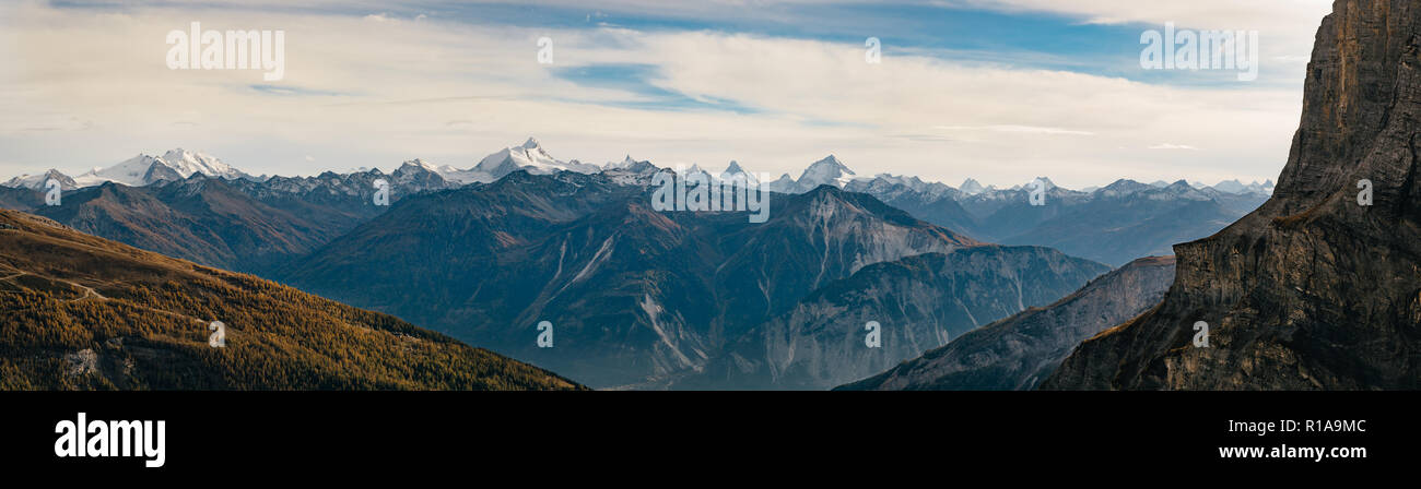 Vistas panorámicas de los Alpes Suizos desde el Gemmipass. Foto de stock