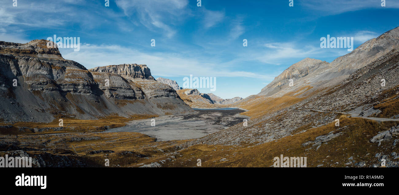 El lago en Gemmi Daubensee pass, Suiza. Foto de stock