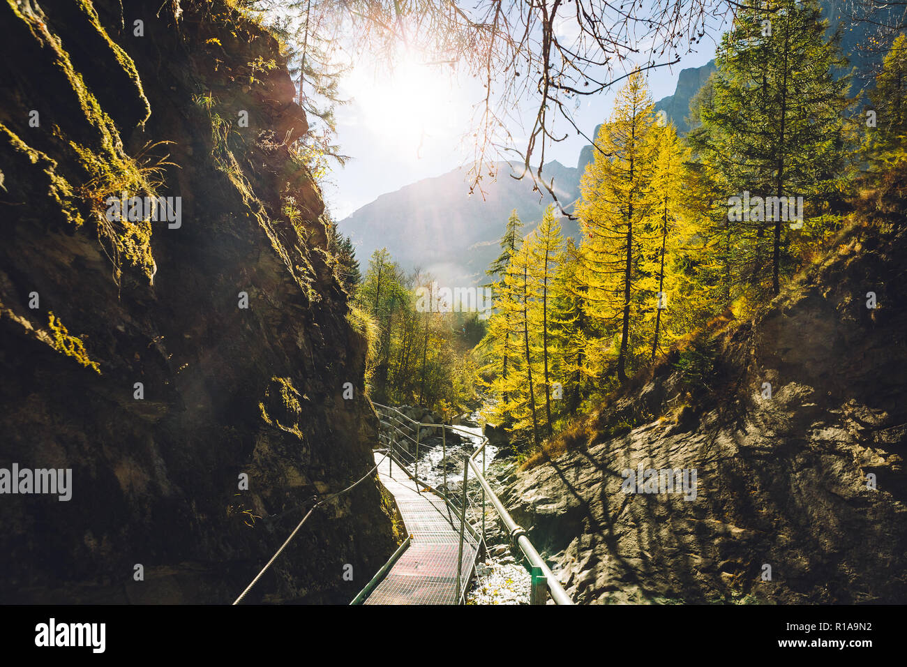 La pasarela de los muelles (themal Leucurbad Dala gorge) durante el otoño. Foto de stock