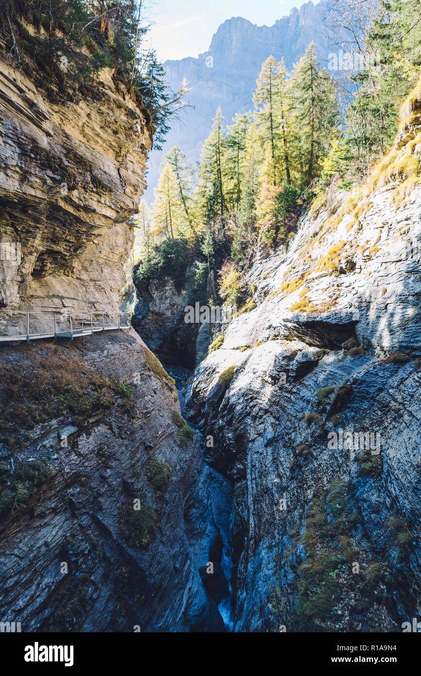 Los muelles themal Leucurbad gorge durante el otoño. Foto de stock