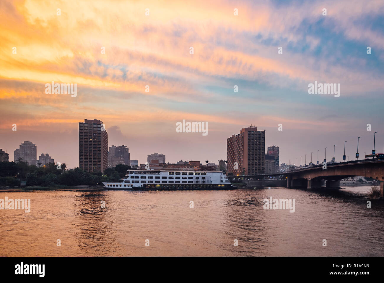 La isla de Zamalek & 15 de mayo de puente en el centro de Cairo en penumbra Foto de stock