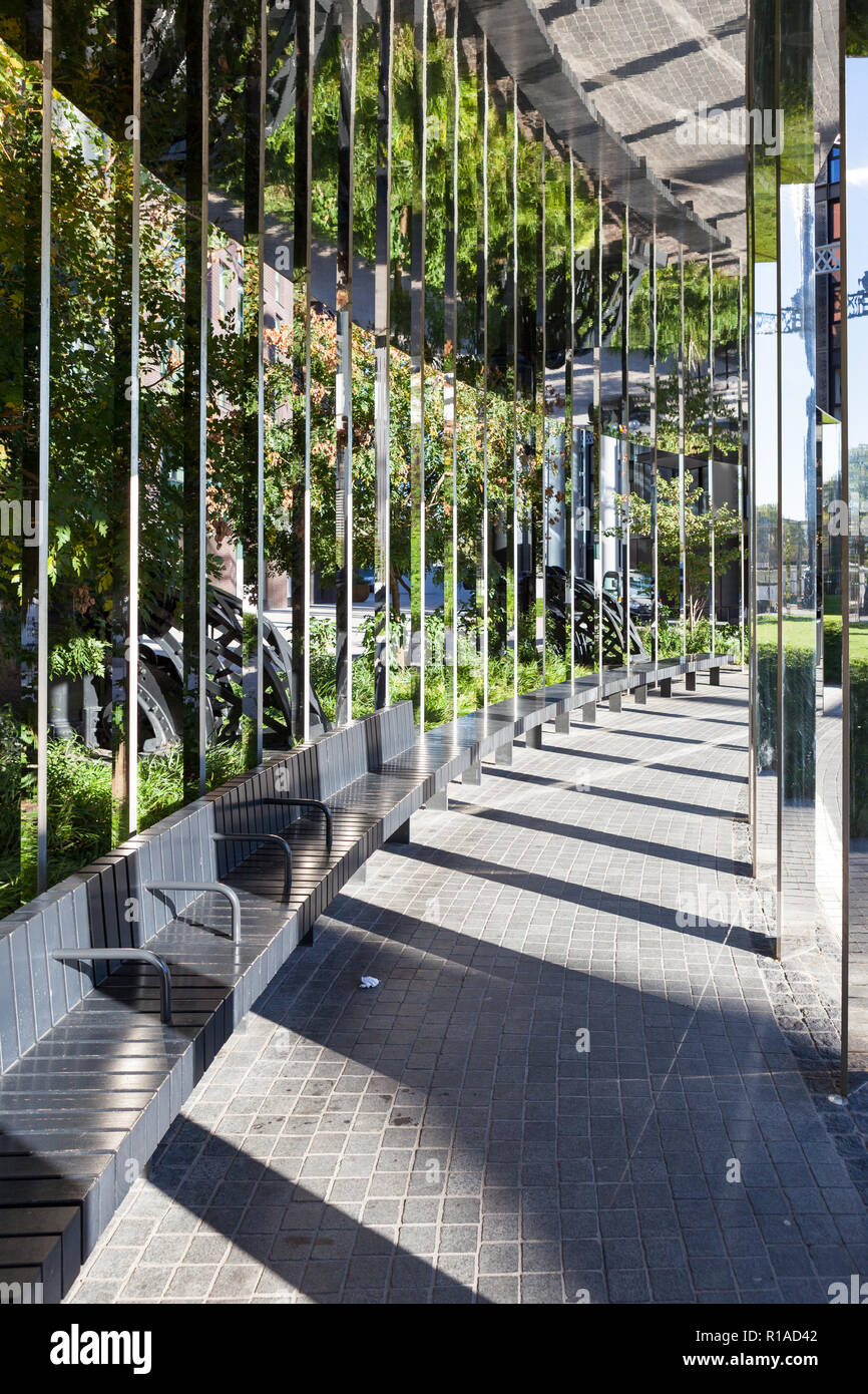 Colonnade reflejado en el Gasómetro Park en King's Cross, Londres. Foto de stock
