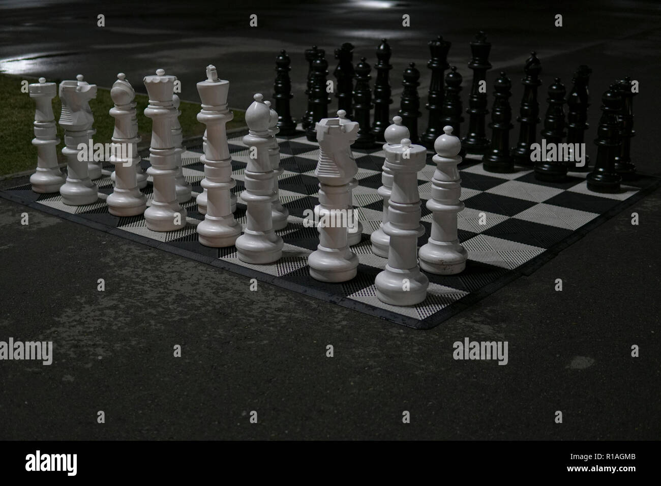 Figuras de ajedrez sobre un tablero de ajedrez juego bonito Fotografía de  stock - Alamy