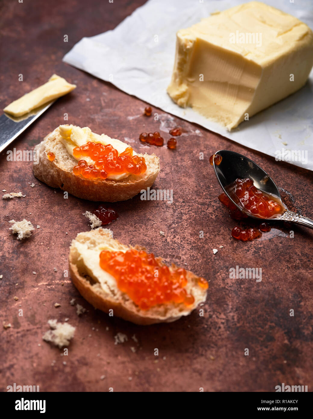 El caviar rojo de salmón en lata y sandwiches. Foto de stock