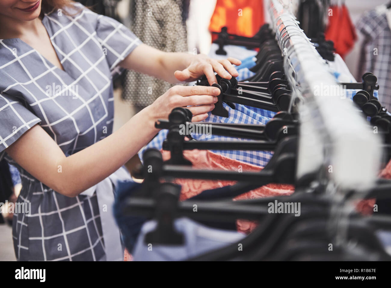 Hermosas mujeres jóvenes en el mercado de telas semanal - Mejores amigos compartiendo el tiempo libre diversión y compras Foto de stock