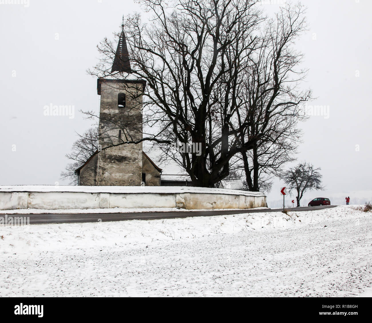 LUDROVA, SK - Diciembre 31, 2017: la iglesia de Todos los Santos en Ludrova Village, en el norte de Eslovaquia. Este raro iglesia gótica más antigua en la región de Liptov cerca de t Foto de stock