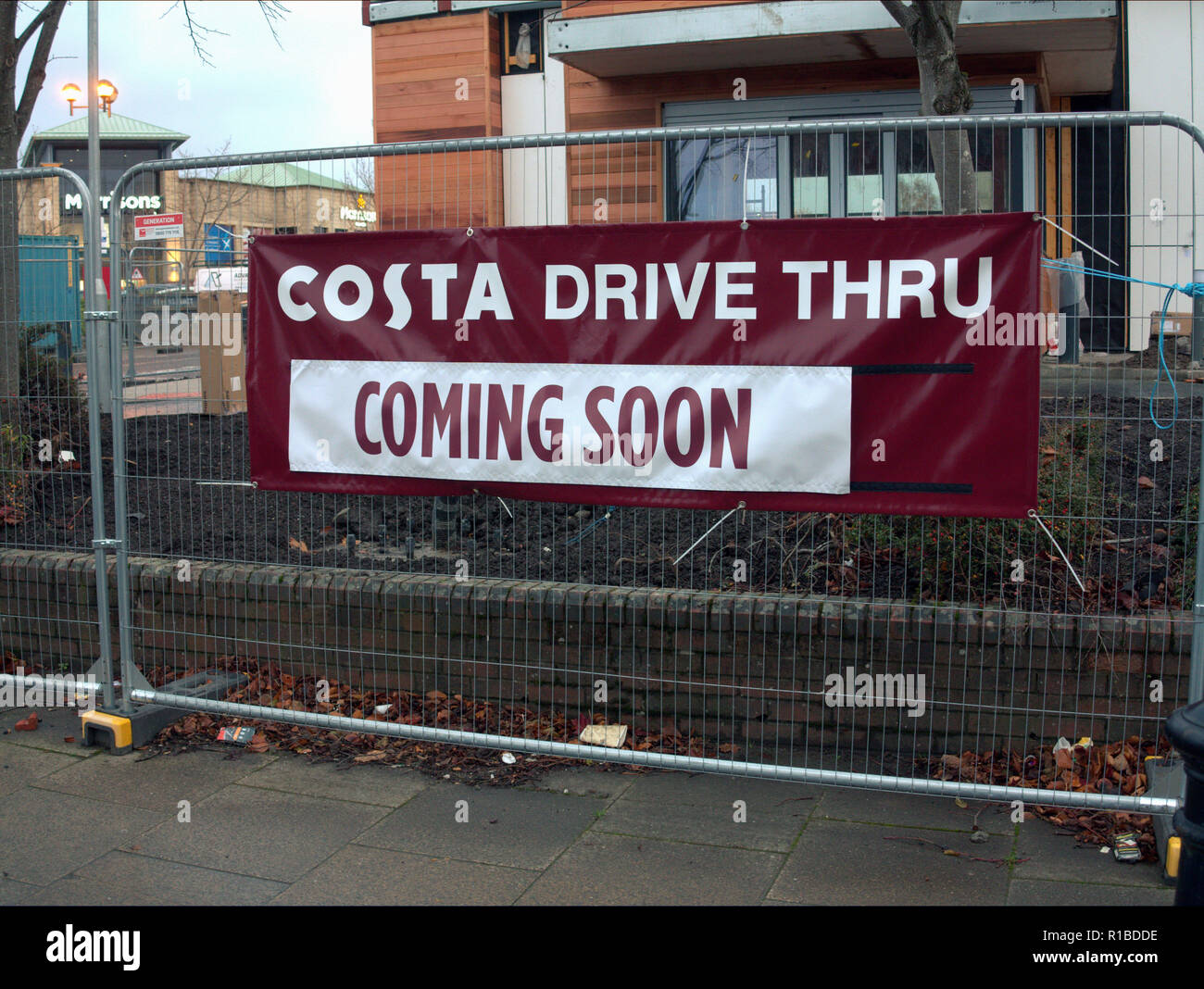 Costa Coffee drive thru próximamente firmar obra Anniesland retail park, Crow Road.Glasgow, Reino Unido Foto de stock
