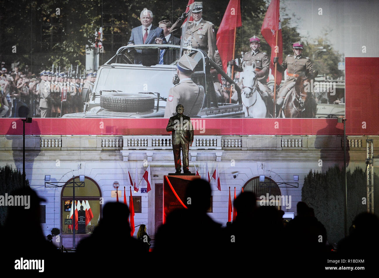 Personas que asistieron a la inauguración de una nueva estatua del ex-presidente polaco Lech Kaczynski en Plaza Pilsudskiego en la víspera del centenario del día de la independencia. Foto de stock