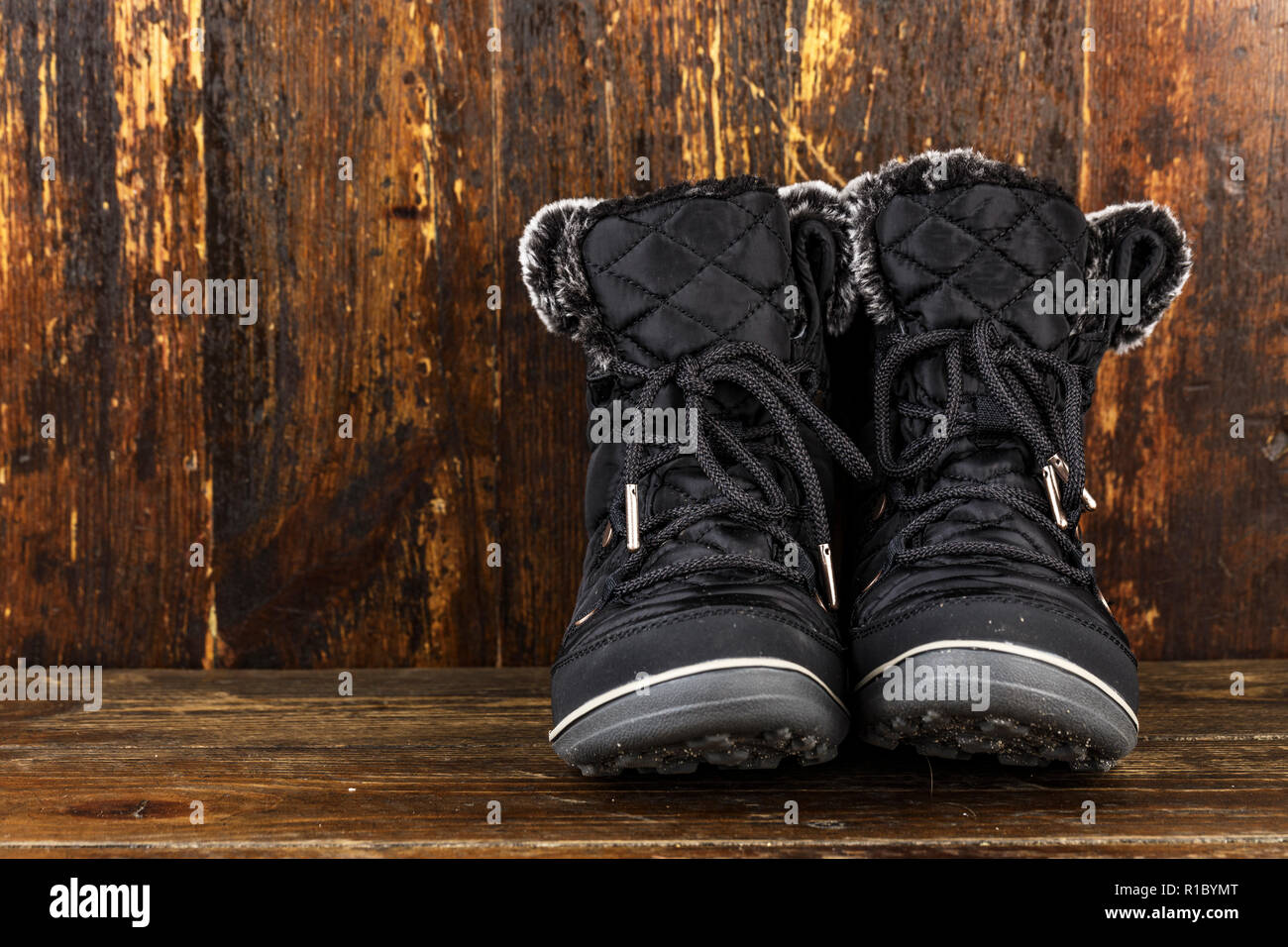 La mujer botas de invierno de telas. zapatos para viajes y largas caminatas.  Botas de temporada sobre un fondo de madera Fotografía de stock - Alamy