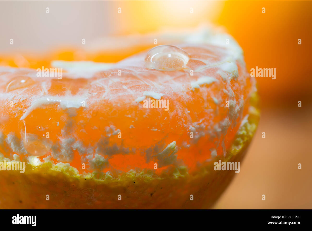 Cerrar macro fresco pelado de frutas con zumo de naranja procedente de pulpas de naranja. Foto de stock