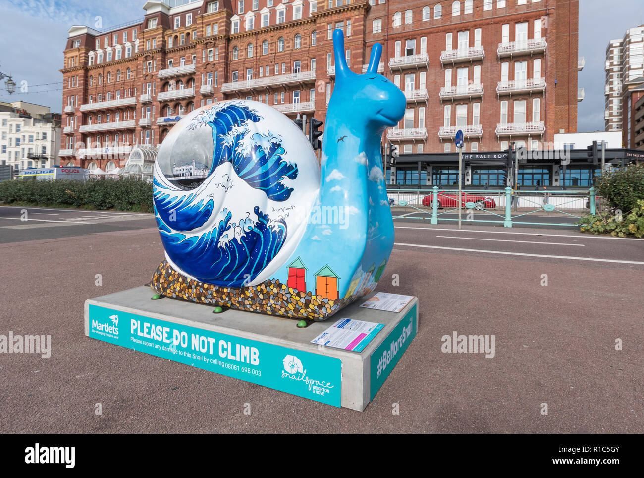 #BeMoreSnail Snailspace escultura 'Hokusai' de caracol para caridad para Martlets Hospicio Local en Brighton, East Sussex, Inglaterra, Reino Unido. Foto de stock